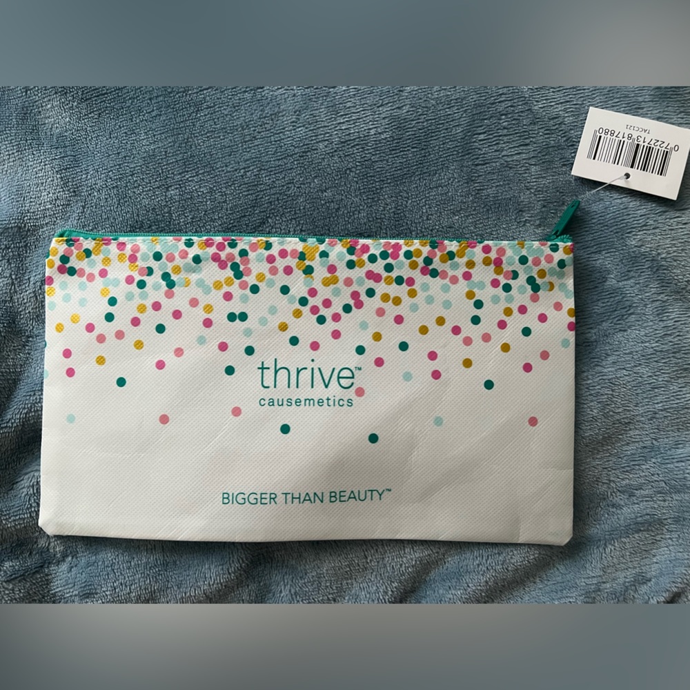 NWT! Thrive Causemetics Makeup Bag